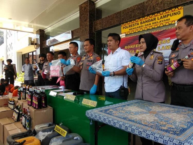 SITA BARANG. Tim gabungan terdiri Pol PP, polsek, dan bhabinkamtibmas menyita miras saat operasi pekat, Kamis (12/12) malam. DOKUMENTASI SATPOL PP LAMBAR