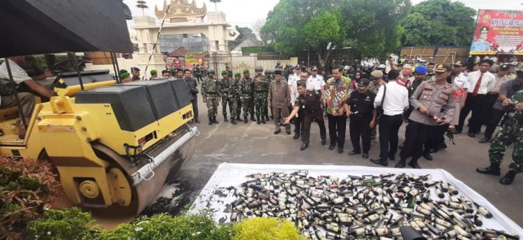 Polres Lamtim Terbanyak Musnahkan Miras