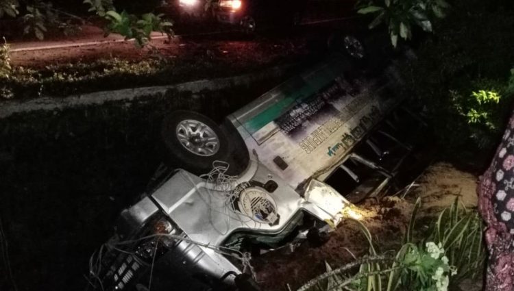 Minibus Ponpes Masuk Siring, Sopir Patah Kaki