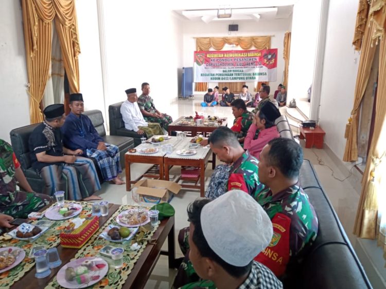 SILATURAHMI. Suasana silaturahmi Koramil 412-01/TBT dengan keluarga besar Pondok Pesantren Darussolihin Pulungkencana, Kamis (19/12). LAMPUNG POST/AHMAD SOBIRIN