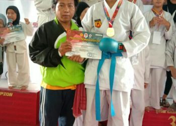 RAIH EMAS. I Gusti Arya Guntur Wira Utama pelajar SMPN 5 Blambangan Umpu meraih medali emas di Kejuaraan Nasional Karate Senkaido Championship Menpora Cup 2019. n DOKUMENTASI PRIBADI