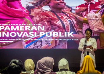 PERINGATAN HARI IBU. Menteri Pemberdayaan Perempuan dan Perlindungan Anak I Gusti Ayu Bintang Darmawati menyampaikan laporan kegiatan PHI pada acara puncak Peringatan Hari Ibu (PHI) 2019 di Kawasan Kota Lama, Semarang, Jawa Tengah, Minggu (22/12). Puncak peringatan Hari Ibu ke-91 tingkat nasional yang dipusatkan di Kota Lama Semarang itu mengusung tema Perempuan berdaya, Indonesia maju. (ANTARA/AJI STYAWAN)