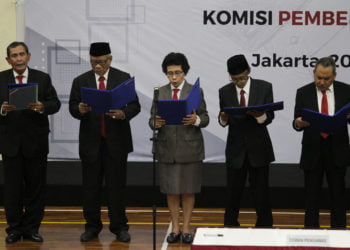 BACAKAN PAKTA INTEGRITAS. Lima Dewan Pengawas KPK periode 2019-2023 membacakan pakta integritas saat serah terima jabatan oimpinan dan Dewan Pengawas KPK di gedung KPK, Jakarta, Jumat (20/12). (MI/PIUS ERLANGGA)