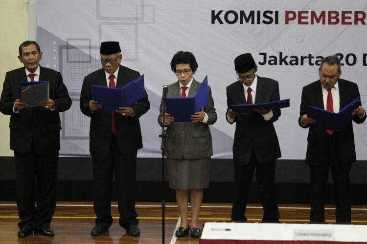 BACAKAN PAKTA INTEGRITAS. Lima Dewan Pengawas KPK periode 2019-2023 membacakan pakta integritas saat serah terima jabatan oimpinan dan Dewan Pengawas KPK di gedung KPK, Jakarta, Jumat (20/12). (MI/PIUS ERLANGGA)