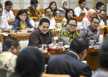 Menteri Badan Usaha Milik Negara (BUMN) Erick Thohir (depan kiri). (ANTARA/GALIH PRADIPTA)