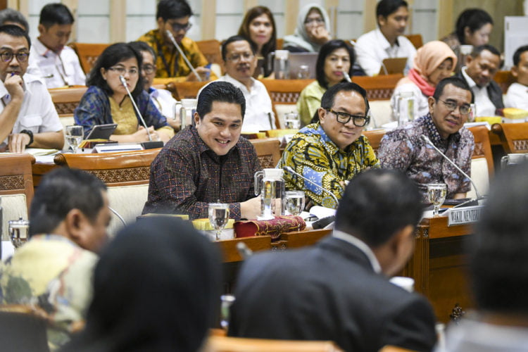 Menteri Badan Usaha Milik Negara (BUMN) Erick Thohir (depan kiri). (ANTARA/GALIH PRADIPTA)