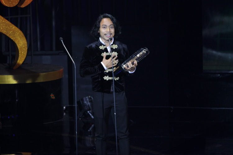 PEMERAN UTAMA. Muhammad Khan menyampaikan ucapan terima kasih saat menerima Piala Citra kategori pemeran utama pria terbaik pada penanganugerahan Piala Citra 2019 di Grand Studio Metrotv, Jakarta, Minggu (8/12). Muhammad Khan mendapatkan gelar dalam film Kucumbu Tubuh Indahku karya sutradara Garin Nugroho. (MI/PIUS ERLANGGA)