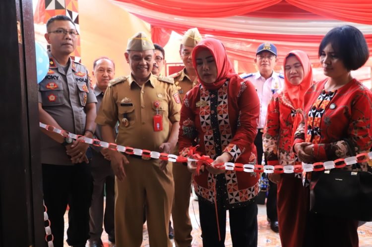 Pemotongan pita peresmian gedung TIC Lambar oleh Irma Akmal Abdul Nasir (ketus DPW) Lambar.Dok Humas