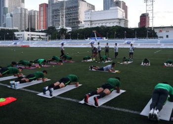 BERLATIH. Timnas U-22 Indonesia melakukan pemanasan sebelum berlatih di Stadion Rizal Memorial, Manila, Filipina, Senin (9/12). Timnas U-22 Indonesia akan melawan Vietnam dalam final sepak bola putra SEA Games 2019 pada Selasa (10/12). (ANTARA/SIGID KURNIAWAN)