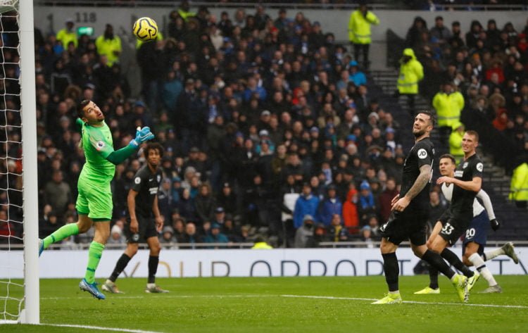 GOL PENENTU. Gelandang Tottenham Hotspur Dele Alli (kedua kanan) mencetak gol kedua timnya ke gawang Brighton dan Hove Albion di Stadion Tottenham Hotspur di London, Kamis malam (26/12). Gol tersebut membawa Hotspur menang 2-1. (TOLGA AKMEN/AFP)