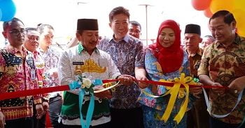 Wali Kota Bandar Lampung Herman HN meresmikan gerai oleh-oleh HaiToms di Jalan Raden Intan, Bandar Lampung, Kamis (11/12).