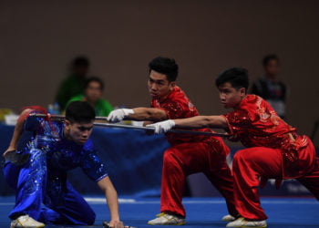 SUMBANG EMAS. Tim wushu Indonesia Edgar Xavier Marvelo, Seraf Naro Siregar, dan Haris Horatius beraksi pada pertandingan wushu nomor duilian putra SEA Games ke-30 di Gedung World Trade Center Manila, Filipina, Selasa (3/12). Tim Indonesia berhasil meraih emas. (ANTARA/NYOMAN BUDHIANA)