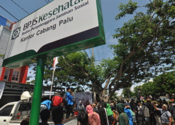 TOLAK KENAIKAN. Sejumlah mahasiswa yang tergabung dalam Aliansi Mahasiswa Kota Palu saat berunjuk rasa di depan Kantor BPJS Kesehatan Cabang Palu di Palu, Sulawesi Tengah, Rabu (13/11), menolak kenaikan iuran BPJS Kesehatan pada seluruh segmen peserta yang akan berlaku per 1 Januari 2020. (ANTARA/MOHAMAD HAMZAH)