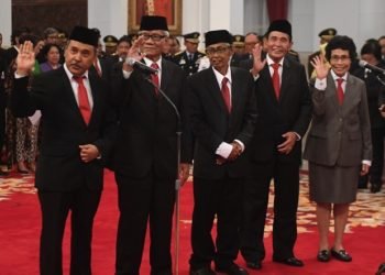 Jajaran dewan pengawas KPK saat dilantik Presiden Joko Widodo, Jumat, 20 Desember 2019. Foto: Antara/Akbar Nugroho Gumay