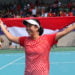 EMAS TUNGGAL PUTRI: Petenis tunggal putri Indonesia Aldila Sutjiadi membawa bendera Merah Putih setelah menang 6-0 dan 7-5 atas petenis Vietnam Savanna Ly Nguyen pada final tenis tunggal putri SEA Games 2019 di lapangan Rizal Memorial Tennis Centre, Manila, Filipina, Jumat (6/12). (ANTARA/MICHAEL SIAHAAN)