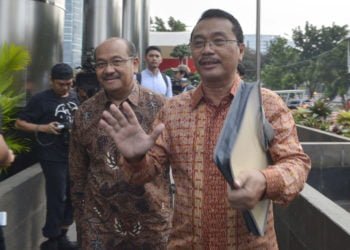 Mantan Managing Director Pertamina Energy Service Pte Ltd (Petral) Bambang Irianto (kanan) usai diperiksa sebagai tersangka kasus perdagangan minyak mentah dan kilang di Gedung KPK, Jakarta, Selasa (5/11). (MI/MOHAMAD IRFAN)