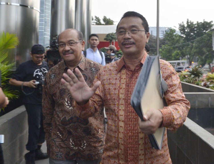 Mantan Managing Director Pertamina Energy Service Pte Ltd (Petral) Bambang Irianto (kanan) usai diperiksa sebagai tersangka kasus perdagangan minyak mentah dan kilang di Gedung KPK, Jakarta, Selasa (5/11). (MI/MOHAMAD IRFAN)