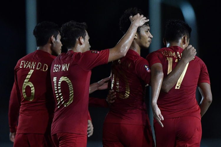 PESTA GOL. Pemain Timnas U-22 Indonesia Osvaldo Haay (kedua kanan) melakukan selebrasi seusai mencetak gol ke gawang Brunei Darussalam dalam pertandingan Grup B SEA Games 2019 di Stadion Sepak Bola Binan, Laguna, Filipina, Selasa (3/12). Indonesia menaklukkan Brunei dengan skor 8-0. (ANTARA/SIGID KURNIAWAN)