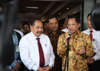 KERJA SAMA. Kepala Pusat Pelaporan Analisis dan Transaksi Keuangan (PPATK) Kiagus Ahmad Badaruddin (kiri) bersama Menteri Dalam Negeri Tito Karnavian (kanan) menjawab pertanyaan wartawan usai melakukan pertemuan kerja sama kedua pihak di Kantor Kemendagri, Jakarta Pusat, Jumat (20/12). (MI/ANDRI WIDIYANTO)