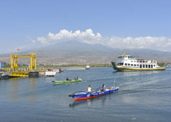 KAPAL PENYEBERANGAN. Feri dari Sumbawa saat akan berlabuh di Pelabuhan Kayangan, Selong, Lombok Timur, NTB. Kemenhub melalui Direktorat Jenderal Perhubungan Laut menyiapkan 1.300 armada kapal laut untuk menghadapi Natal dan Tahun Baru. (ANTARA/AHMAD SUBAIDI)