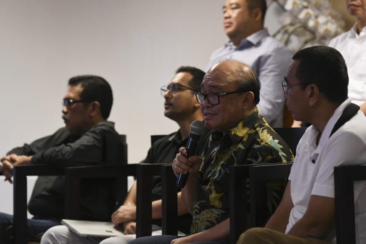 BERHENTIKAN DIREKSI. Komisaris Utama Garuda Indonesia Sahala Lumban Gaol (kedua kanan) didampingi Komisaris Independen Herbert Timbo P Siahaan (kiri), Plt Direktur Utama Fuad Rizal (kedua kiri), dan Staf Khusus Kementerian BUMN Arya Sinulingga (kanan) memberikan keterangan pers di Kementerian BUMN Jakarta, Sabtu (7/12).  Dewan Komisaris PT Garuda Indonesia Tbk memberhentikan sementara seluruh direksi yang terlibat dalam skandal penyelundupan Harley Davidson dan sepeda lipat Brompton yang diangkut pesawat baru Airbus 330-900 Neo dari Prancis pada 17 November yang lalu. (ANTARA/NOVA WAHYUDI)