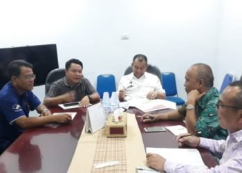 Wakil Ketua Komite II Dewan Perwakilan Daerah Rwpublik Indonesia (DPD RI), Bustami Zainudin bersama melakukan kunjungan dan silahturahmi di Kantor Harian Lampung Post, Jalan Soekarno Hatta, Bandar Lampung, Senin (9/12/2019). Lampost/Triyadi Isworo