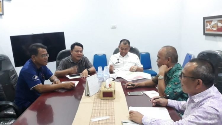 Wakil Ketua Komite II Dewan Perwakilan Daerah Rwpublik Indonesia (DPD RI), Bustami Zainudin bersama melakukan kunjungan dan silahturahmi di Kantor Harian Lampung Post, Jalan Soekarno Hatta, Bandar Lampung, Senin (9/12/2019). Lampost/Triyadi Isworo