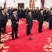 DILANTIK. Sejumlah anggota Dewan Pertimbangan Presiden (Wantimpres) membacakan sumpah saat upacara pelantikan di Istana Merdeka, Jakarta, Jumat (13/12). Presiden resmi melantik sembilan orang Wantimpres periode 2019-2024. (ANTARA/AKBAR NUGROHO GUMAY)