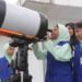 MENGAMATI BENDA LANGIT. Reporter Cilik Lampung Post sedang mengamati benda langit lewat teropong. Teropong Celestron ini biasanya digunakan untuk mengamati kabut atau gas yang ada di luar angkasa (nebula). LAMPUNG POST/SUKISNO