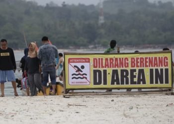 Pantai menjadi primadona wisata di Lampung. (LAMPUNG POST/SUKISNO)