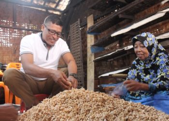 DENGARKAN KELUHAN WARGA. Ketua DPRD Bandar Lampung Wiyadi berbincang dengan Pujiem, salah satu pengusaha tempe di daerah Gunungsulah, Bandar Lampung, Kamis (12/12). Pujiem mengeluh belum pernah mendapat bantuan sedikitpun dari pemerintah. n LAMPUNG POST/IST