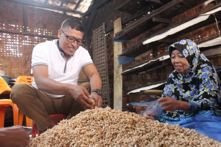 DENGARKAN KELUHAN WARGA. Ketua DPRD Bandar Lampung Wiyadi berbincang dengan Pujiem, salah satu pengusaha tempe di daerah Gunungsulah, Bandar Lampung, Kamis (12/12). Pujiem mengeluh belum pernah mendapat bantuan sedikitpun dari pemerintah. n LAMPUNG POST/IST