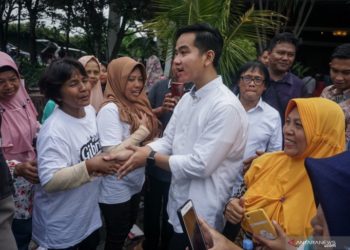 GIBRAN MENDAFTAR. Putra sulung Presiden Joko Widodo, Gibran Rakabuming Raka (ketiga kanan) menyalami warga saat akan berangkat mendaftar bakal calon wali kota di Graha Saba Buana, Solo, Jawa Tengah, Kamis (12/12). Gibran berangkat ke Kantor DPD PDI Perjuangan Jawa Tengah untuk mendaftar menjadi bakal calon wali kota Solo pada Pilkada tahun 2020 mendatang. ANTARA FOTO/MOHAMMAD AYUDHA/H