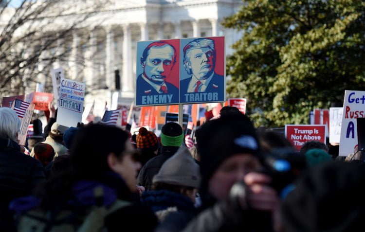 DUKUNG PEMAKZULAN. Orang-orang berkumpul untuk mendukung pemakzulan Presiden AS Donald Trump di depan Gedung Kongres AS, Kamis (18/12). (OLIVIER DOULIERY/AFP)