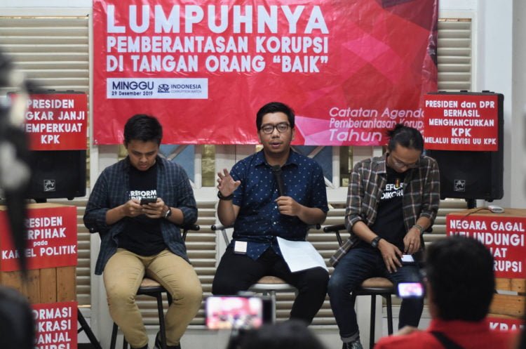 CATATAN ICW. Aktivis Indonesia Corruption Watch (ICW) Tibiko Zabar (kiri), Kurnia Ramadan (tengah), dan Wana Alamsyah (kanan) saat diskusi catatan akhir tahun di kantor ICW, Jakarta, Minggu (29/12). (MI/ANDRI WIDIYANTO)