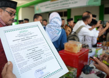 SERTIFIKAT HAHAL.Penyerahan sertifikat halal bagi UKM di Kantor Majelis Permusyawaran Ulama (MPU), Aceh Besar, Aceh, Kamis (12/12). Pemerintah menggratiskan UMK dalam pembuatan sertifikat halal. (ANTARA/AMPELSA)