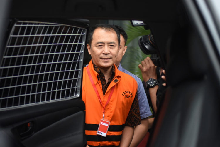 PENAHANAN DIPERPANJANG. Mantan Presiden Direktur Lippo Cikarang Bartholomeus Toto meninggalkan Gedung KPK usai menjalani pemeriksaan di Jakarta, Jumat (6/12). KPK memperpanjang masa penahanan untuk 40 hari ke depan. (ANTARA/INDRIANTO EKO SUWARSO)