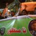 PROTES.Pendukung Liga Muslim Pakistan (APML), partai mantan penguasa militer Pervez Musharraf, meneriakkan slogan-slogan selama protes setelah putusan pengadilan khusus di Karachi, Selasa (17/12). Pengadilan Pakistan memvonis mati Musharraf dalam sidang inabsentia. (ASIF HASSAN/AFP)