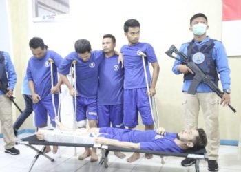 BNNP Lampung menembak mati seorang kurir sabu, dan mengamankan 5 tersangka kepemilikan narkotika jenis sabu-sabu seberat 41,6 Kg. Zainudin