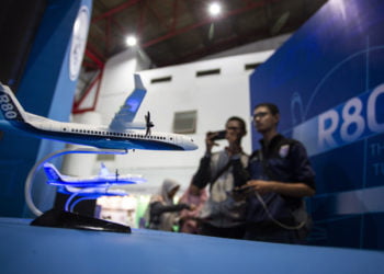 PROTOTIPE. Pengunjung mengamati miniatur pesawat R80 yang dipamerkan dalam Orbit Habibie Festival di JIExpo Kemayoran, Jakarta, Kamis (17/10).(ANTARA/DHEMAS REVIYANTO)