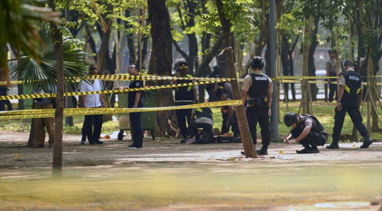 PERIKSA LOKASI LEDAKAN. Anggota Gegana Brimob Polri melakukan pemeriksaan TKP ledakan di kawasan Monas, Jakarta, Selasa (3/12). (ANTARA/NOVA WAHYUDI)