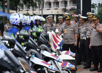 CEK KESIAPAN. Kakorlantas Polri Irjen Istiono meninjau kesiapan menjelang operasi Natal dan Tahun Baru 2019 di Parkir Timur Senayan, Jakarta. (MI/ANDRI WIDIYANTO)