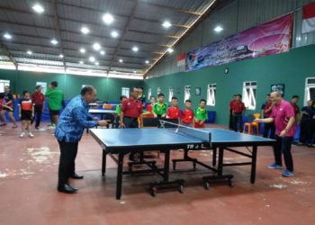 TENIS MEJA. Pemilik SIM TTC, Toto Susilo bersama Kepala Dinas Pemuda dan Olahraga Lampung, Hannibal saat membuka SIM Jaya Cup di Gedung SIM Table Tenis Club (TTC) di Bandar Lampung, Jumat (29/11).(LAMPUNG POST/EFFRAN KURNIAWAN)