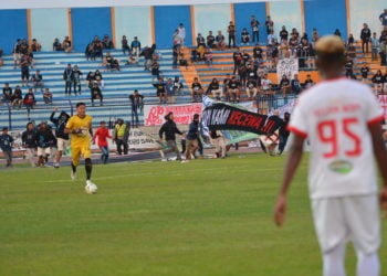 RUSUH PENONTON. Kiper Perseru Badak Lampung FC, Daryono lari meninggalkan gawangnya usai suporter LA Mania masuk ke lapangan dalam pertandingan Liga 1 2019 di Stadion Surajaya Lamongan, Jawa Timur, Rabu (20/11). (ANTARA/SYAIFUL ARIF)