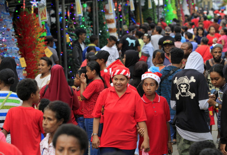 KONDUSIF. Warga menggunakan topi sinterklas saat menghadiri pameran pohon natal dari bahan limbah dalam rangka menyambut Natal di Taman Imbi, Jayapura, Papua, Minggu (1/12). Kondisi kondusif tercipta pada 1 Desember yang kerap diperingati sebagai HUT OPM. (ANTARA/GUSTI TANATI)