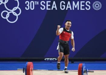 EMAS. Lifter Indonesia kelahiran Lampung Eko Yuli Irawan berteriak setelah mengangkat beban angkat besi 61 kg putra SEA Games ke-30 di Stadion RSMC Nino Aquino, Manila, Filipina, Senin (2/12). Eko Yuli Irawan berhasil mengangkat total beban 309 kg sehingga meraih emas. (ANTARA/NYOMAN BUDHIANA)