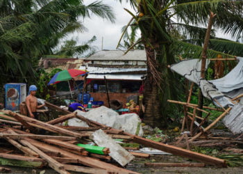 KUMPULKAN SISA-SISA. Seorang warga menebgumpulkan sejumlah kayu Setelah Topan Phanfone menerjang wilayah Tacloban, Provinsi Leyte, Filipina tengah, Rabu (25/12). (BOBBIE ALOTA/AFP)
