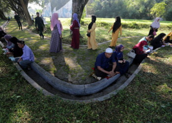 15 TAHUN TSUNAMI ACEH. Sejumlah warga memadati kuburan massal Siron untuk berziarah pada peringatan 15 tahun bencana gempa dan tsunami Aceh di Aceh Besar, Aceh, Kamis (26/12). Peringatan 15 tahun bencana gempa dan tsunami (26 Desember 2004--26 Desember 2019) di  Aceh mengangkat tema Melawan lupa menatap asa. (ANTARA/IRWANSYAH PUTRA)