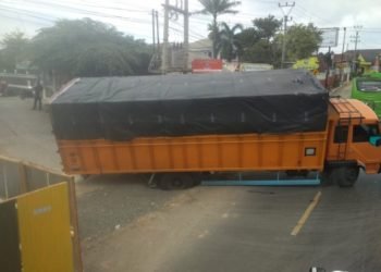 Truk fuso yang terperosok di Jalan Raya Hajimena-Natar membuat kemacetan. Dok/Istimewa