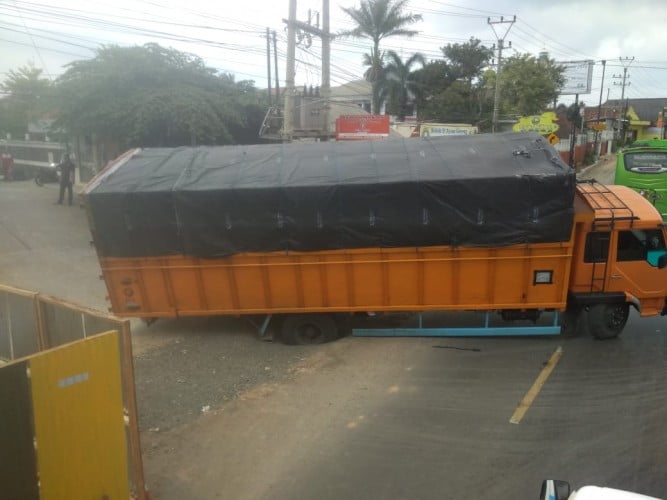 Truk fuso yang terperosok di Jalan Raya Hajimena-Natar membuat kemacetan. Dok/Istimewa